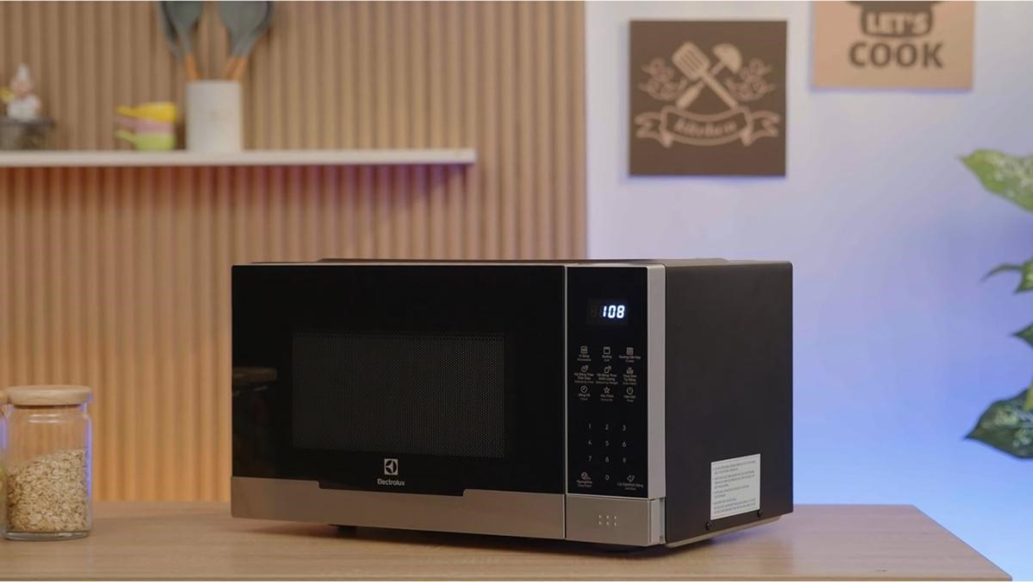 Lò vi sóng tích hợp nướng 23L Electrolux EMG23DI9EBP |A có thiết kế hiện đại tôn giá trị thẩm mỹ của toàn khu bếp