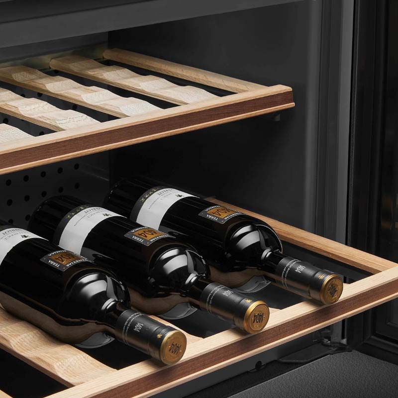 Các kệ đựng rượu bằng gỗ sồi cao cấp của tủ rượu âm SMEG 535.14.571