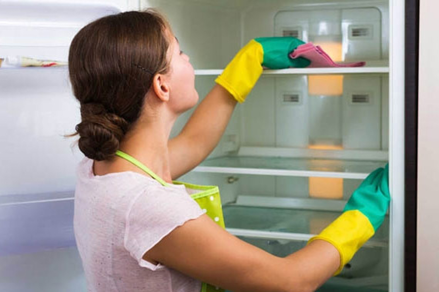 Vệ sinh tủ lạnh thường xuyên để đảm bảo hiệu suất hoạt động của tủ