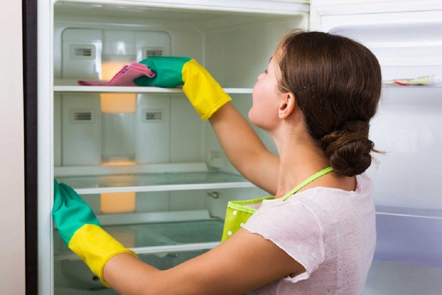 Nên vệ sinh Tủ lạnh Bosch HMH.KGN56XI40J Series 4 định kỳ để giữ tủ sạch sẽ, loại bỏ vi khuẩn gây hại