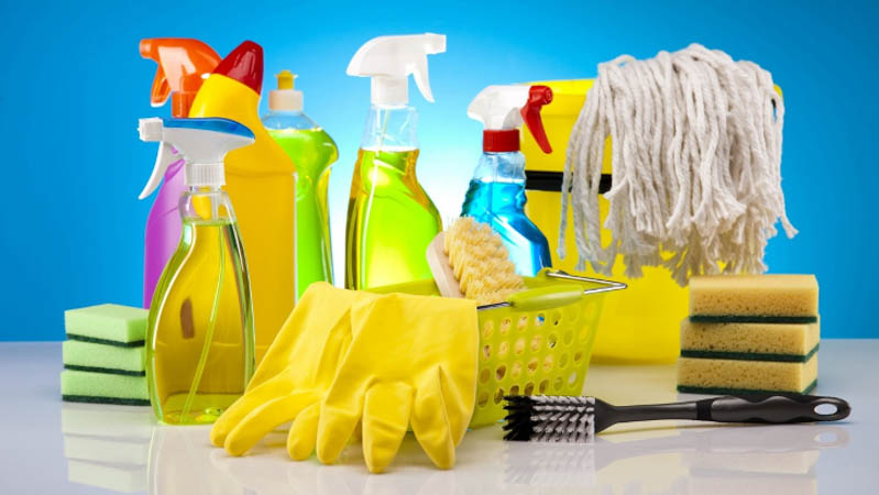 sử dụng chất tẩy rửa như nước rửa chén hay các dung dịch tẩy rửa vệ sinh nhà bếp chuyên dụng