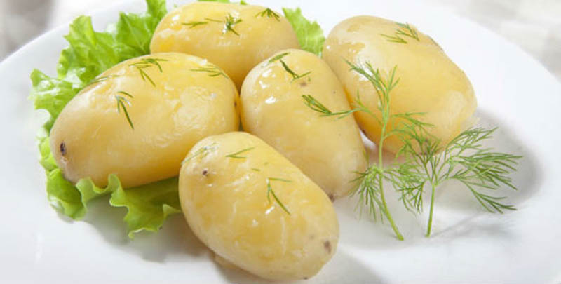Luộc khoai tây bao lâu thì chín? Mẹo luộc khoai tây dễ bóc vỏ