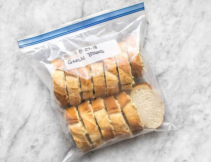 Sử dụng túi zip để bảo quản bánh mì