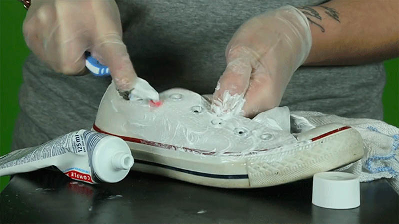 Giặt giày thể thao bằng kem đánh răng