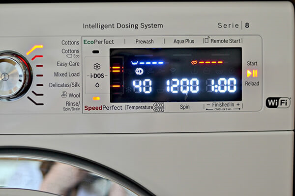  Máy giặt Bosch WAW28790HK được trang bị màn hình LED lớn dễ thao tác và chọn lựa các chương trình giặt