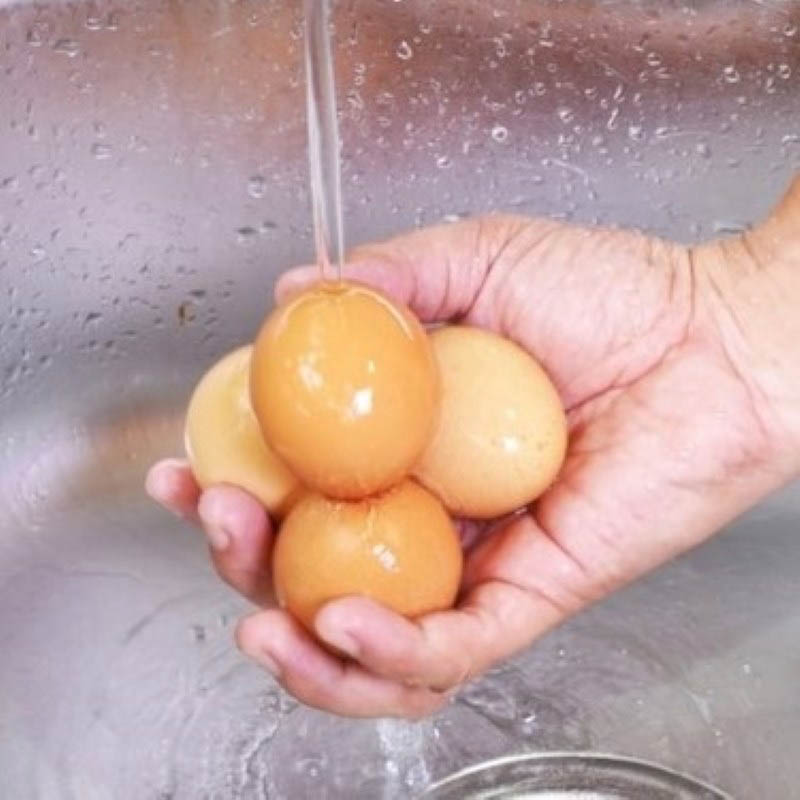 Không nên rửa trứng gà trữ