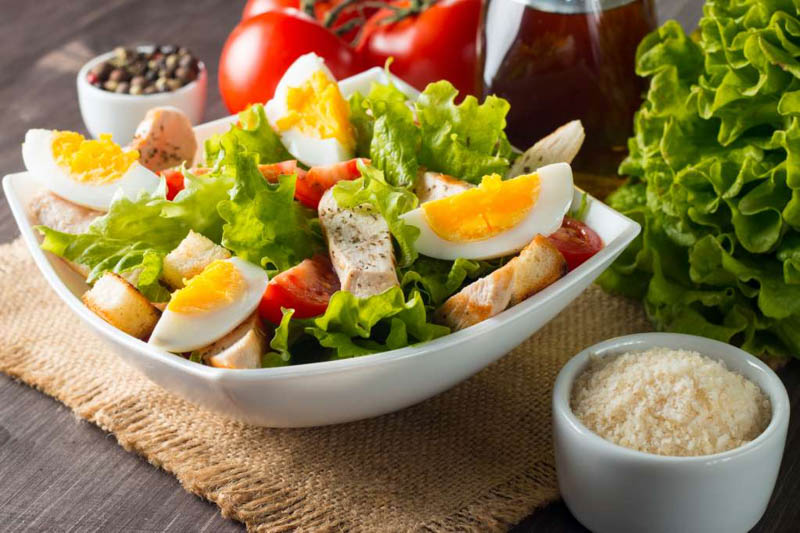 Trứng gà luộc có thể ăn kèm salad rất ngon