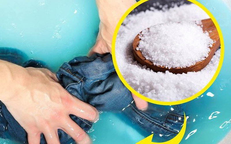 Cách giặt quần jean mới với giấm, muối, nước lạnh