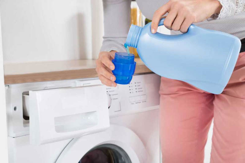 Pha nước giặt trước khi cho vào máy