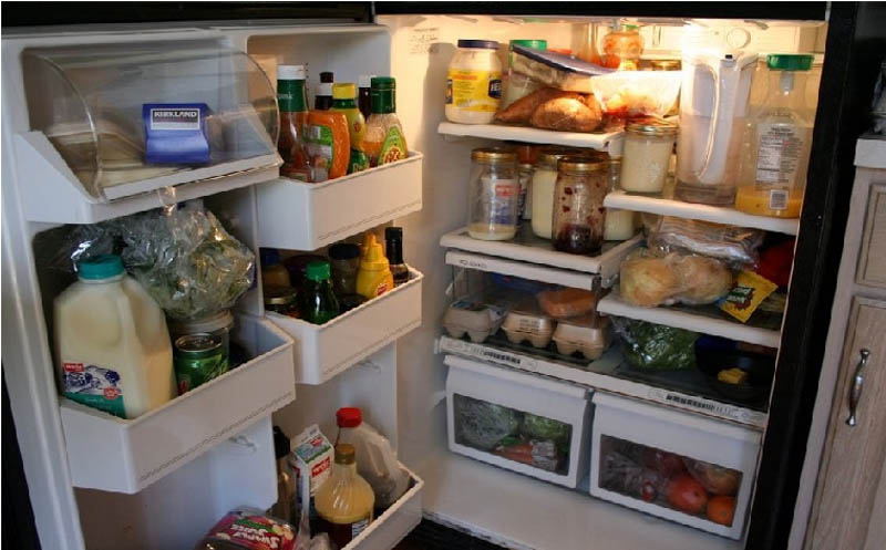 Chứa quá nhiều thực phẩm trong tủ lạnh