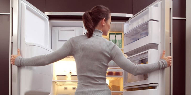 Thói quen sử dụng tủ lạnh không đúng cách cũng khiến tủ lạnh mau chóng hỏng
