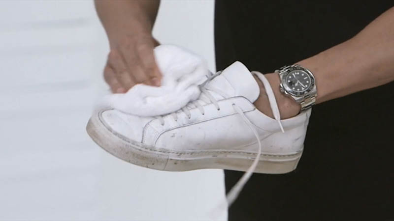 Đối với vết bẩn thông thường trên giày da trắng sẽ rất dễ vệ sinh