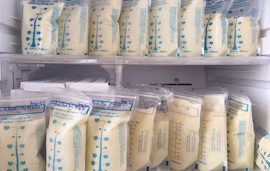 Bảo quản sữa mẹ sau vắt bằng bình trữ sữa hoặc túi trữ sữa