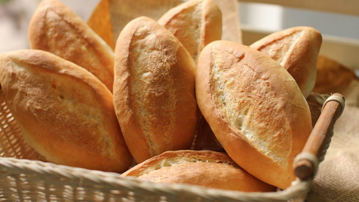 Làm bánh mì bằng nồi chiên không dầu rất đơn giản, nguyên liệu lại dễ tìm và tiện lợi