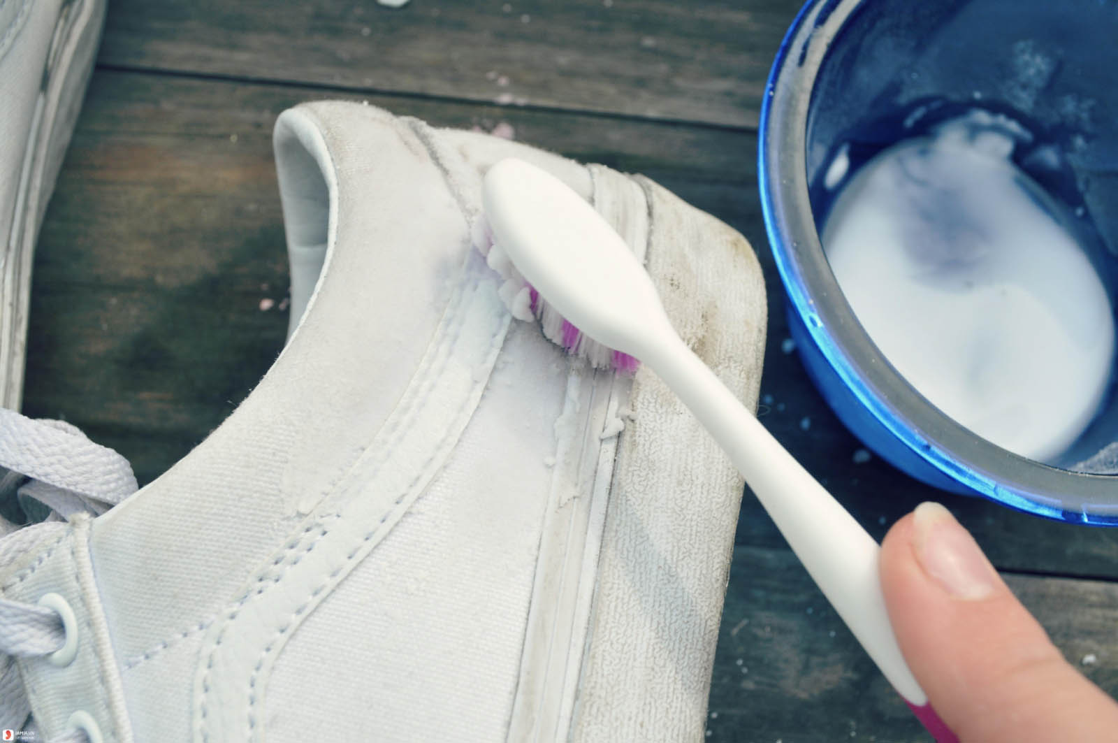 Cách giặt giày trắng bằng kem đánh răng