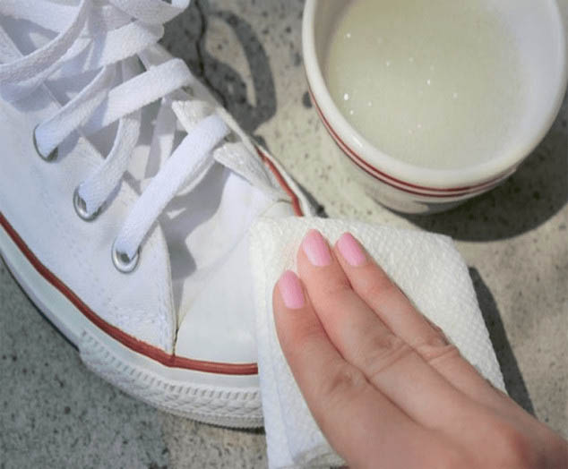 Cách vệ sinh giày trắng bằng giấm