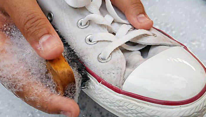 Cách giặt giày trắng bằng chất giặt giày chuyên dụng