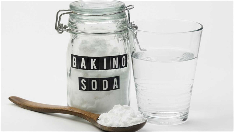 Baking soda có thể giúp bạn loại bỏ các vết bẩn cứng đầu bám trên thành chậu rửa