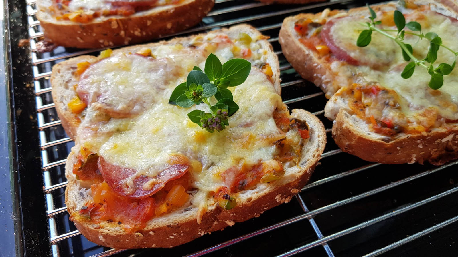 Cách làm pizza từ bánh mì sandwich bằng chảo chống dính