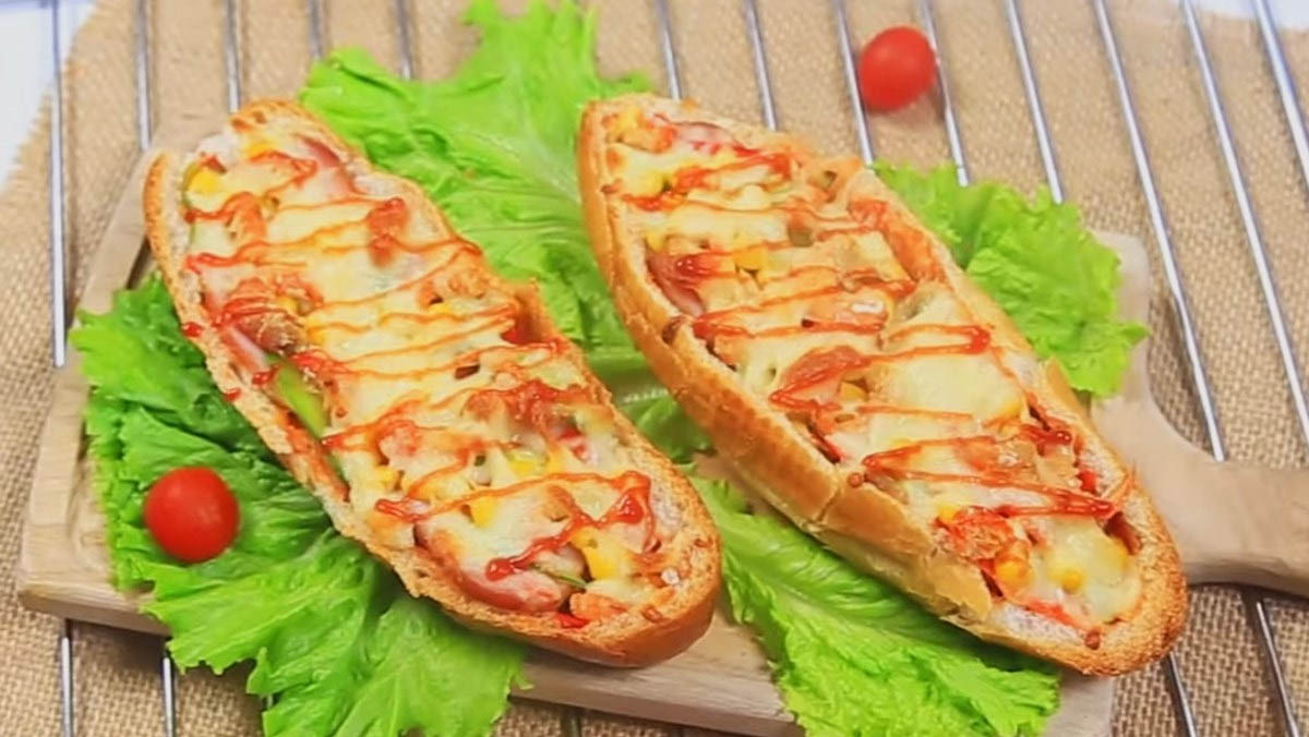 Dưới đây là cách làm pizza bánh mì bằng chảo chống dính chi tiết: