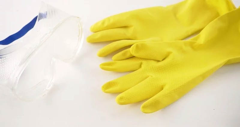 Đeo găng tay để đảm bảo an toàn với chất tẩy rửa