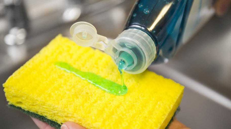 Bạn nên sử dụng miếng rửa chén mềm và dung dịch tẩy rửa phù hợp để vệ sinh chậu