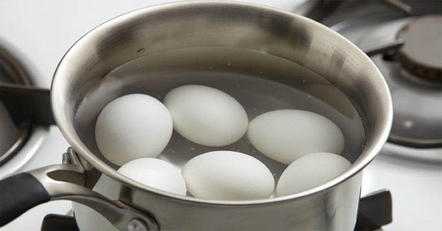 Cho trứng vào luộc khi nước đã sôi