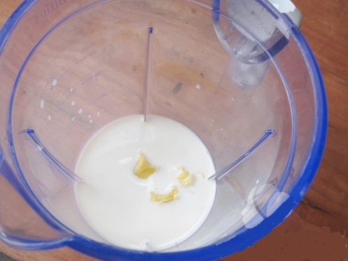  Trộn sầu riêng, sữa tươi và nước cốt dừa