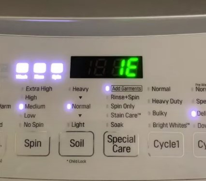 Bảng điều khiển máy giặt báo lỗi 1E