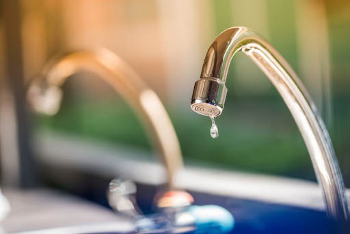 Khi vòi nước rửa chén bị rò rỉ sẽ làm tăng mức tiêu thụ nước
