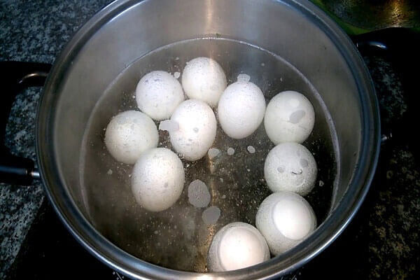 Khi luộc trứng hãy cho vào một tí muối thì thành phẩm sẽ thơm ngon hơn