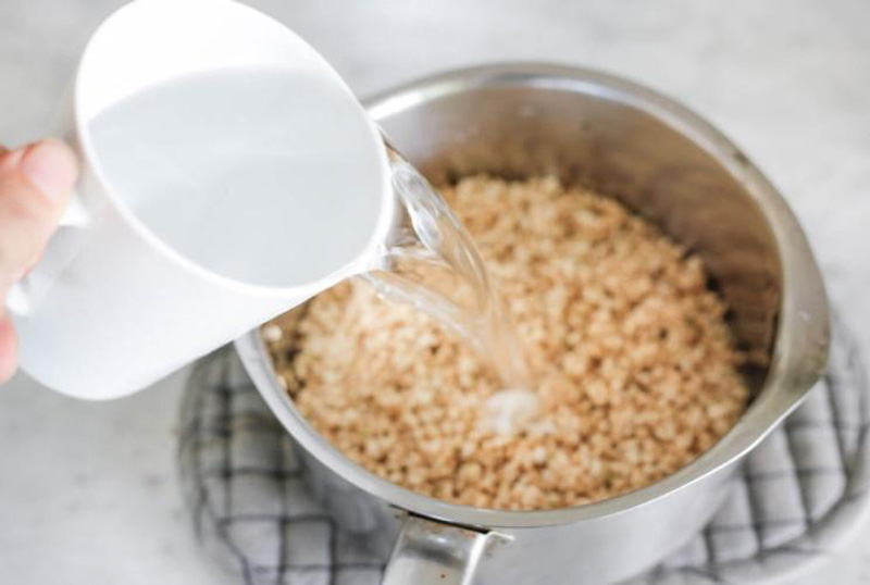 Tỷ lệ nước và gạo thông thường kho nấu cơm gạo lứt là 1,5:1