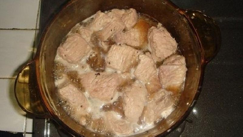 Luộc thịt trong khoảng 15-20 phút để thịt mềm hơn và loại bỏ mùi hôi