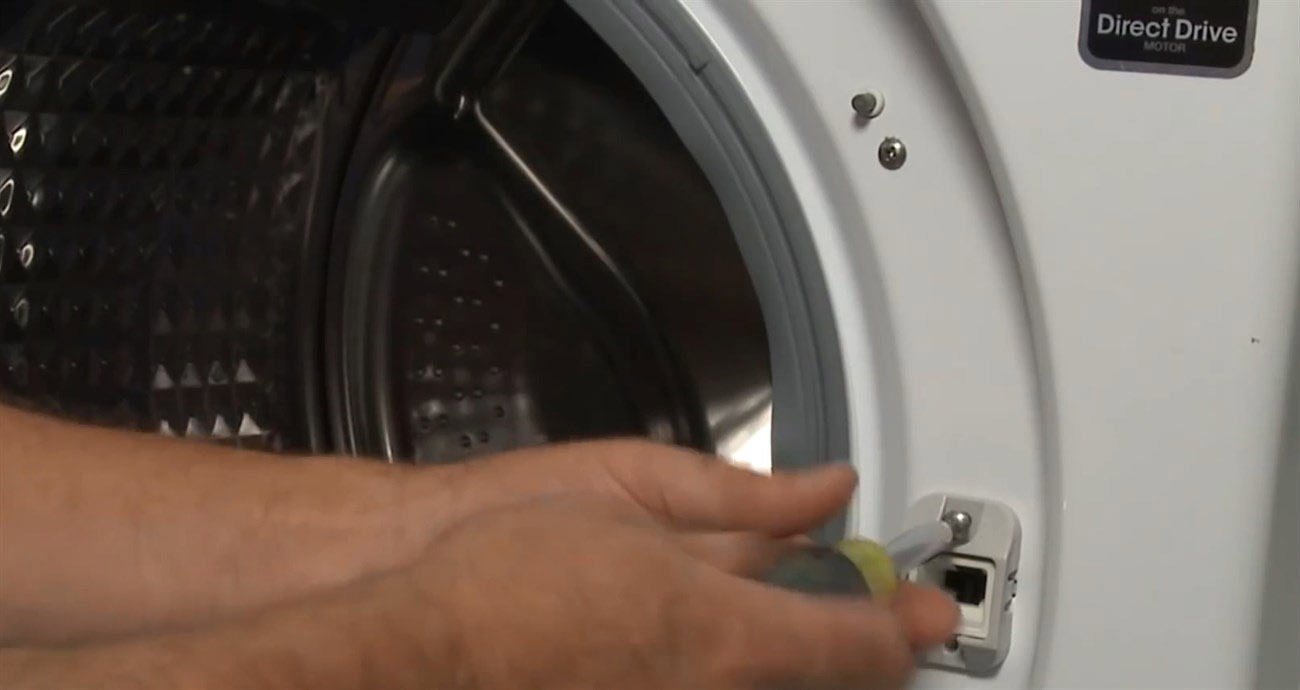 Lỗi U4 trên máy giặt AQUA có thể do hỏng công tắc cửa