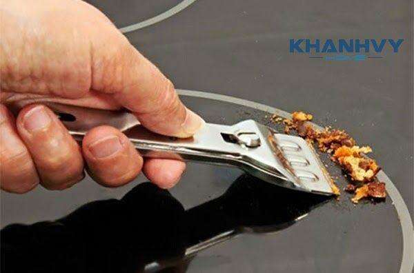 Dùng dao cạo chuyên dụng khi xử lý vết cháy trên mặt bếp
