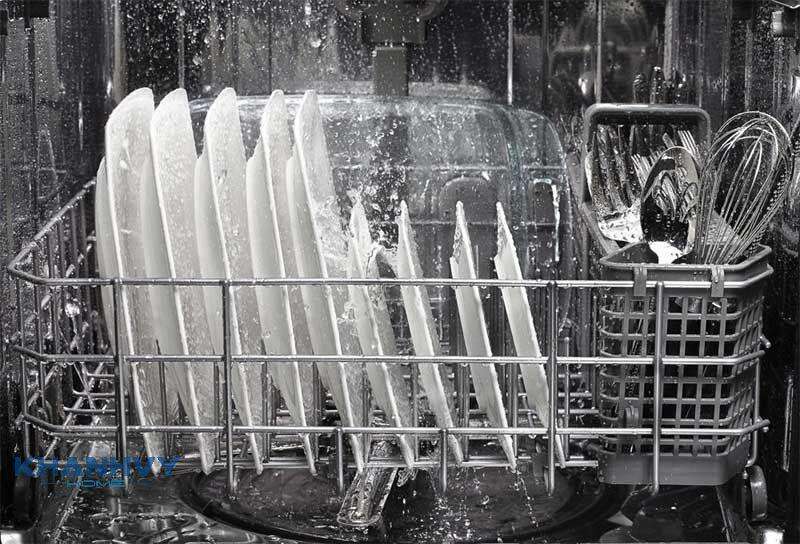 Máy rửa chén dùng áp lực nước để làm sạch chén đĩa