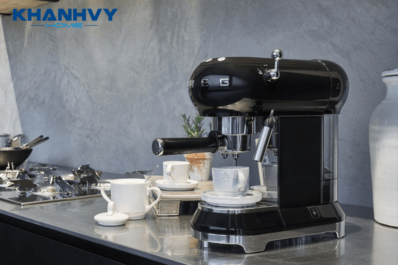 Máy pha cafe Smeg 535.43.650 có thể chế biến được cà phê bột và cà phê hạt, với đa dạng các thức uống như Espresso, Cappuccino, Latte hoặc Latte Macchiato...