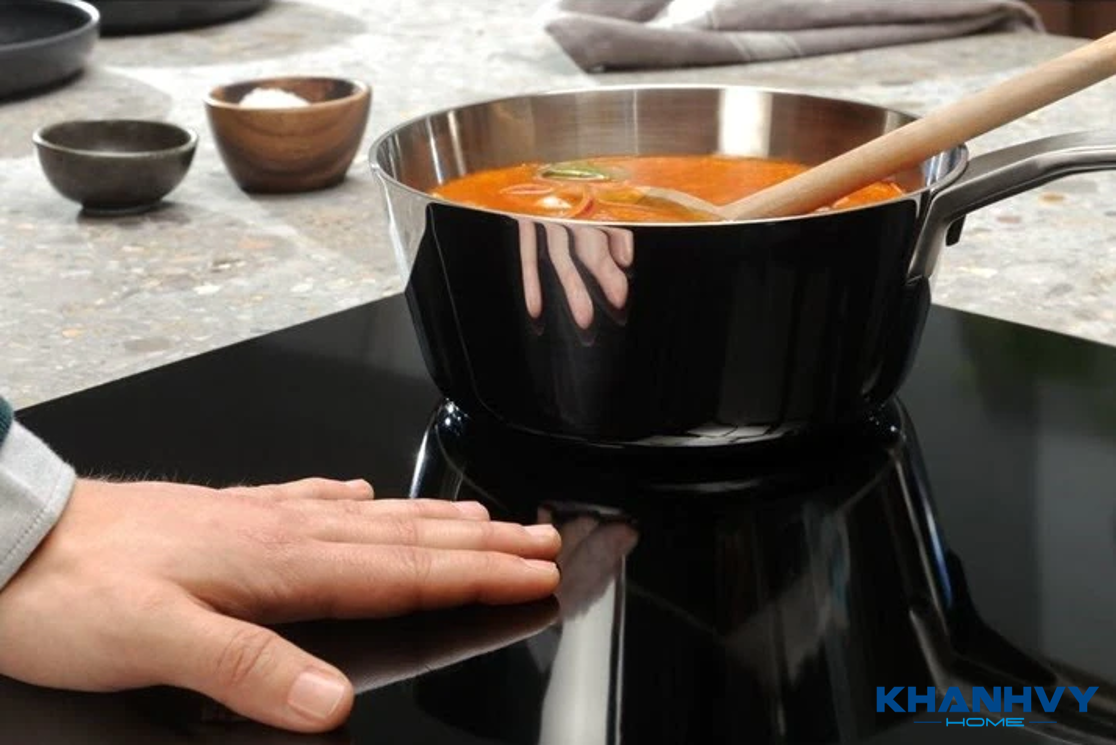  Mặt bếp được làm từ kính Ceramic cao cấp chịu lực, chịu nhiệt, chống trầy xước tốt và dễ dàng vệ sinh