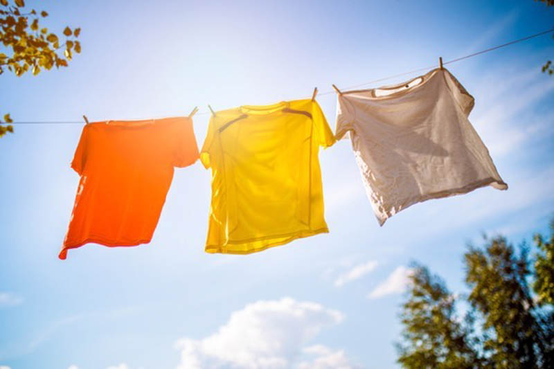 Ánh nắng là một yếu tố rất quan trọng trong cách giặt quần áo sạch giúp diệt khuẩn trên quần áo