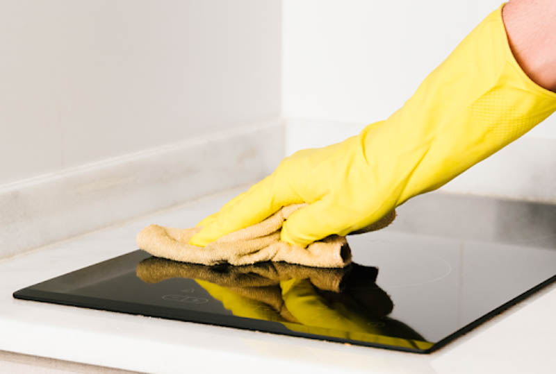 Sau mỗi lần nấu bạn nên sử dụng khăn mềm để vệ sinh sạch sẽ mặt bếp