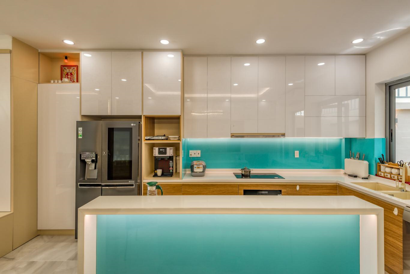 Bếp sử dụng gam màu đơn sắc kết hợp hài hòa với tông màu hiện đại của các thiết bị nhà bếp
