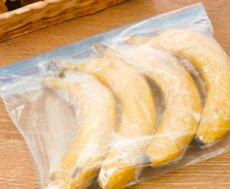Chuối được gói trong túi zip, màng bọc thực phẩm sẽ để được lâu hơn