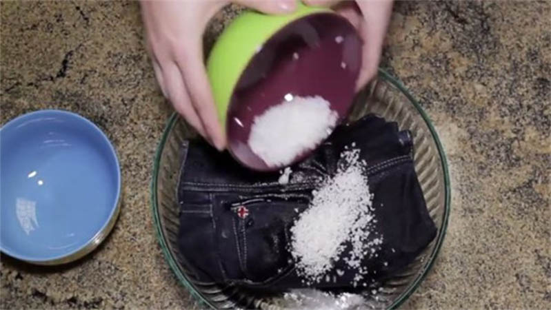 Bạn có thể ngâm quần jean mới vào nước muối để giữ màu