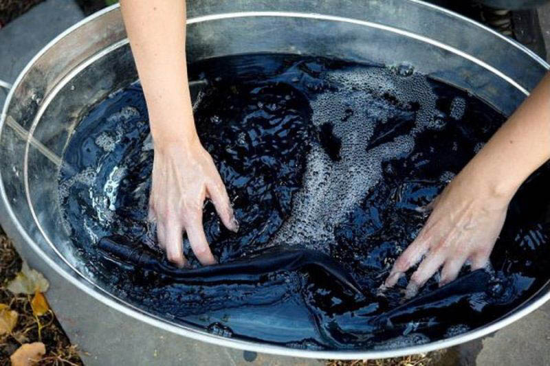 Giặt tay giúp quần jean bền màu hơn