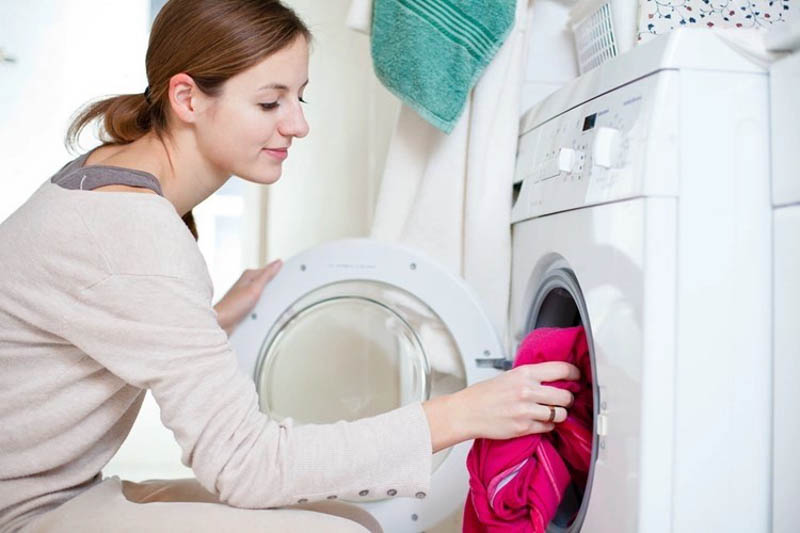 Nên vệ sinh máy giặt trước khi giặt quần áo