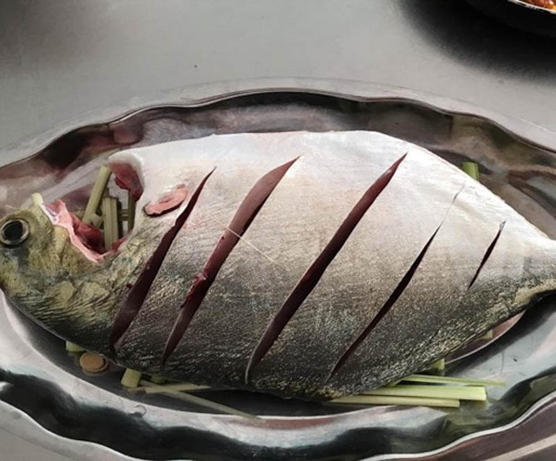 Khứa cá theo đường xéo hoặc hình thoi để gia vị thấm đều vào trong thịt cá 