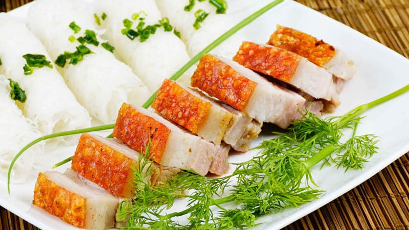 Thịt heo quay bằng lò nướng ăn ngon nhất khi kết hợp với các loại rau thơm Việt Nam