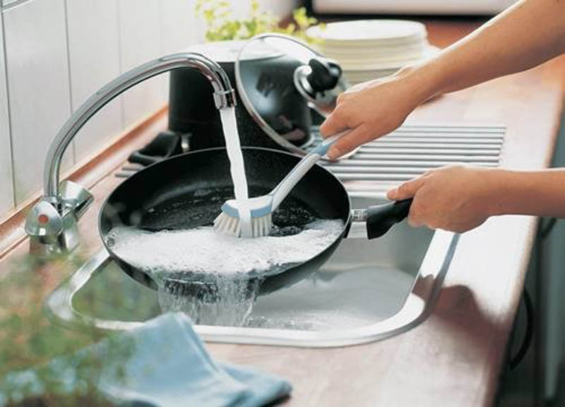 Sử dụng nước rửa chén để làm sạch xoong nồi