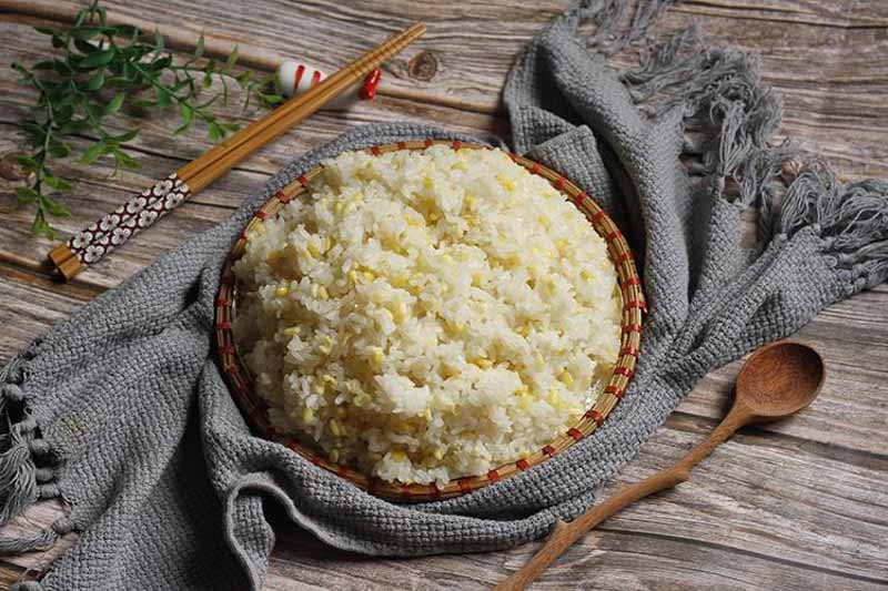 Vị béo ngậy của gạo nếp kèm theo hương thơm bùi từ hạt đậu xanh giúp món xôi đậu xanh “vững vàng” với vị trí “món ăn sáng quốc dân”