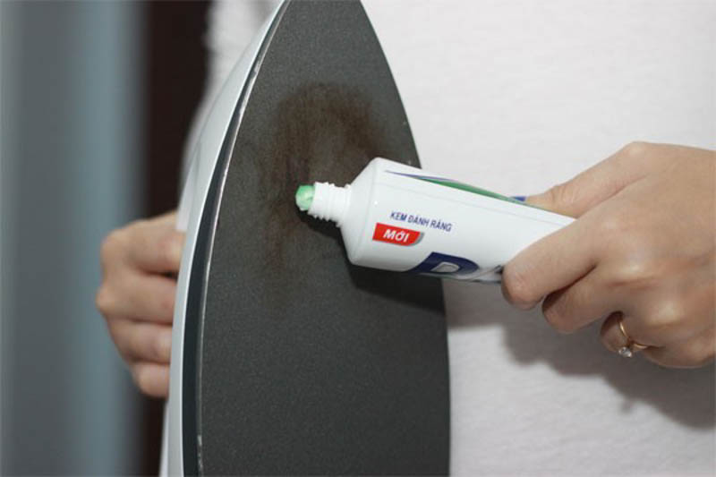 Sử dụng kem đánh răng tẩy rửa các vết hoen gỉ cũng là một trong những cách sử dụng bàn ủi hơi nước đúng